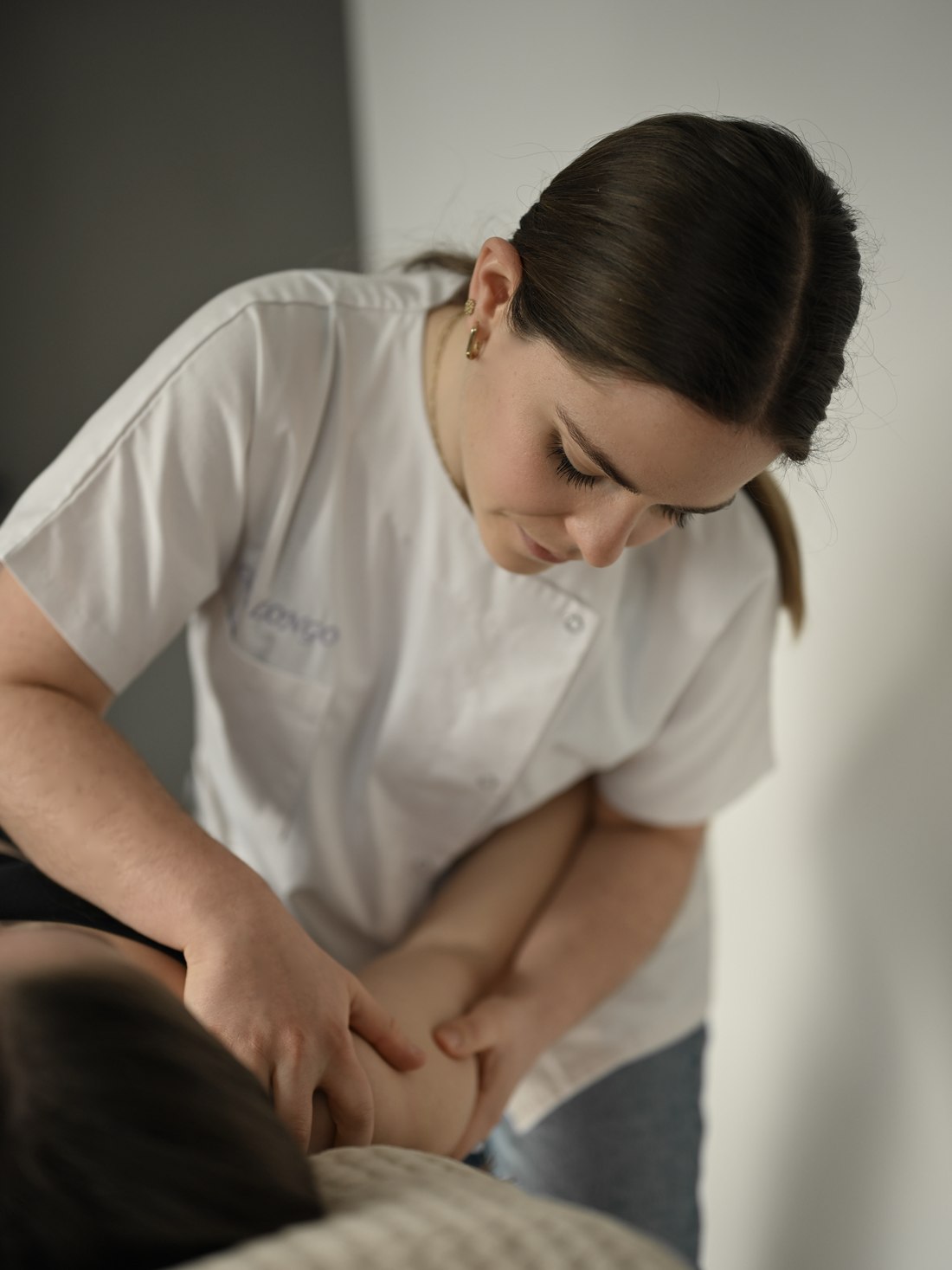 Clara LONGO en consultation d'ostéopathie